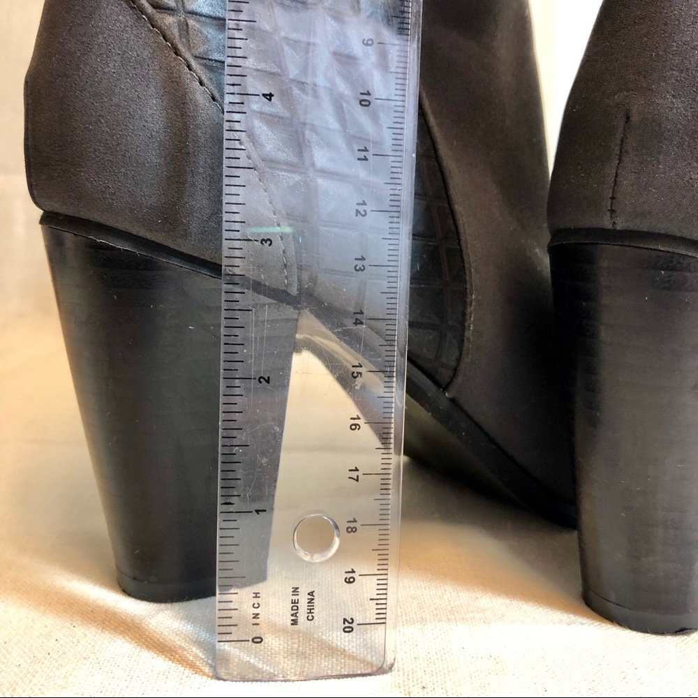 Leila Stone Faux Suede Grey Ankle Booties Sz 9 - Picture 4 of 5
